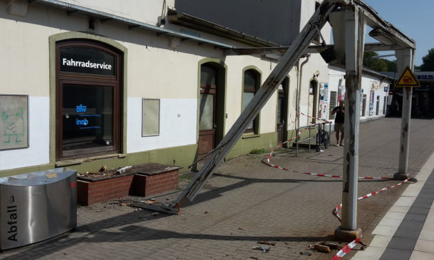 Bahnsteigüberdachung eingestürzt