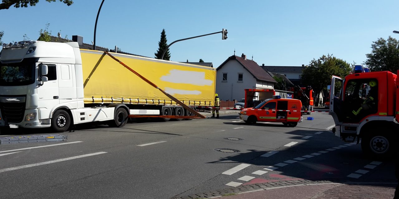 LKW-Anhänger droht umzustürzen