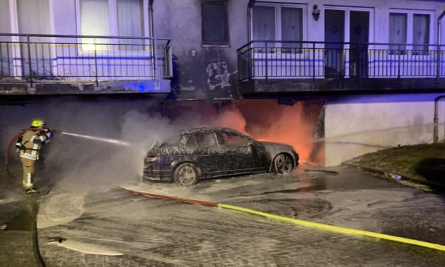 Brennen drei Pkw, Übergriff des Feuers auf das Gebäude