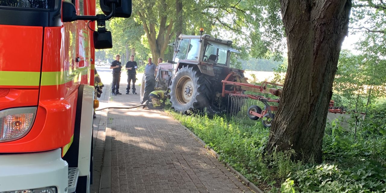Brannte Traktor auf Feld