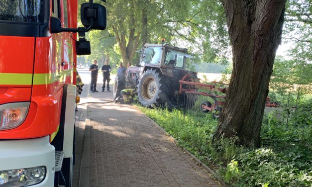 Brannte Traktor auf Feld