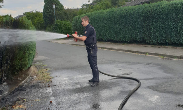 Polizist als Feuerwehrmann im Einsatz