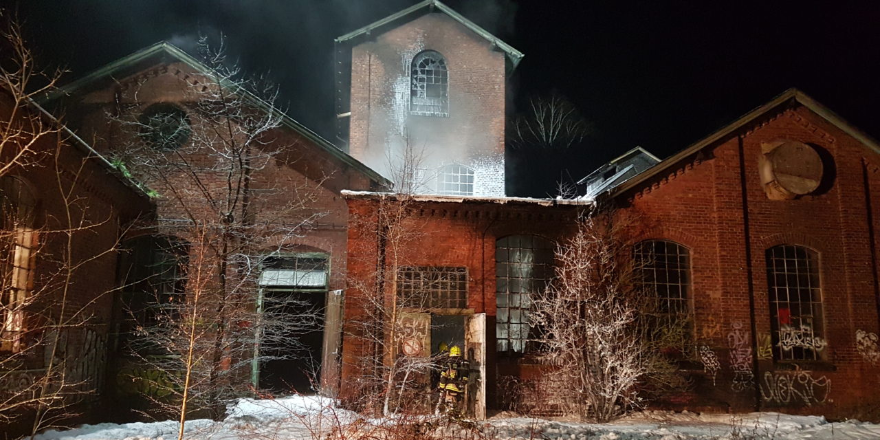 Feuer in ehemaliger Industriehalle