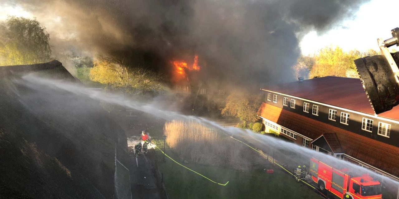 Gebäude in Vollbrand