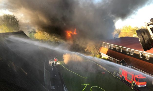 Gebäude in Vollbrand