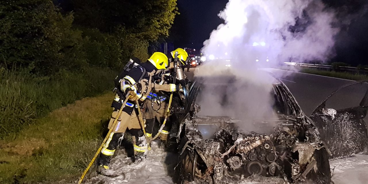 Pkw brennt auf der A23