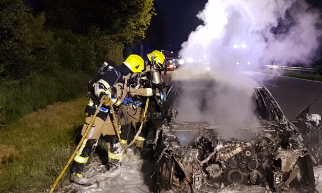 Pkw brennt auf der A23