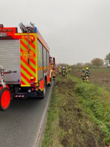 Der Bus liegt direkt neben der Straße im Graben