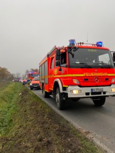 Einsatzfahrzeuge von Feuerwehr und Rettungsdienst an der Einsatzstelle