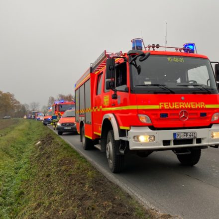 Einsatzfahrzeuge von Feuerwehr und Rettungsdienst an der Einsatzstelle