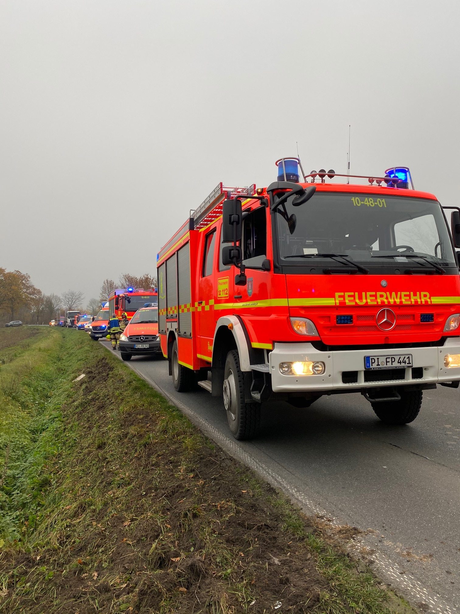 Einsatzfahrzeuge von Feuerwehr und Rettungsdienst an der Einsatzstelle
