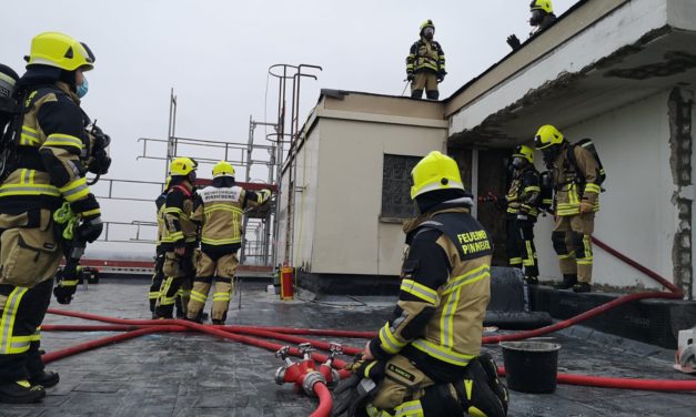 Feuer im Dachbereich eines Hochhauses