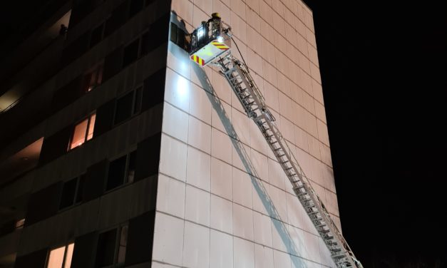 Drohen Fassadenplatten zu fallen