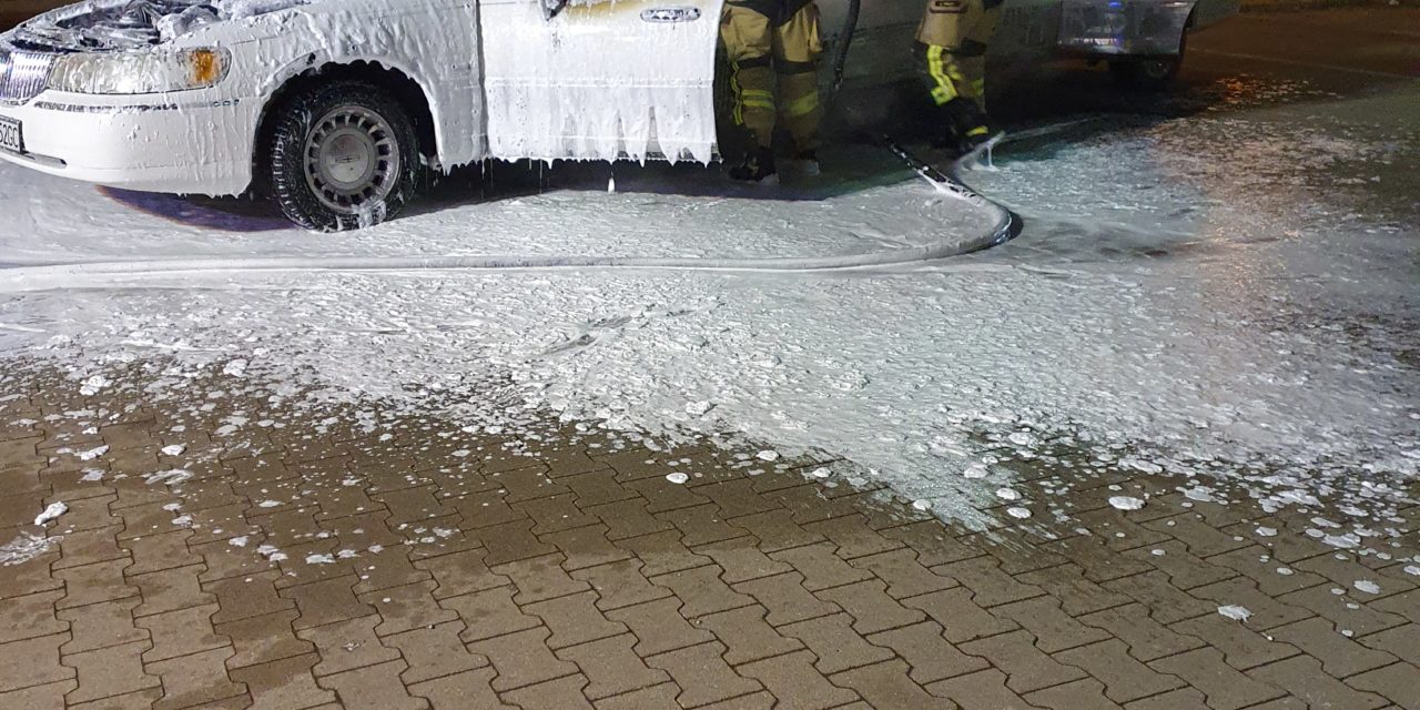 brennt Stretchlimousine