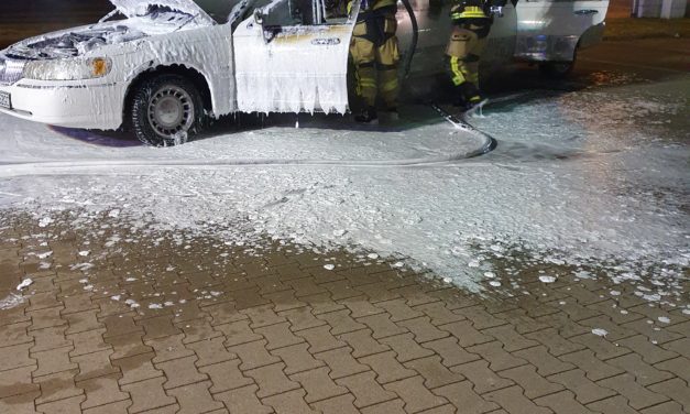 brennt Stretchlimousine