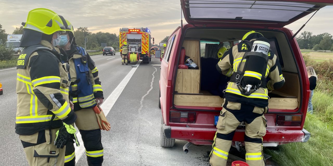 Brennt Kleinbus – Nachkontrolle gelöschtes Feuer