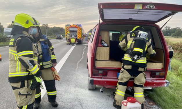 Brennt Kleinbus – Nachkontrolle gelöschtes Feuer