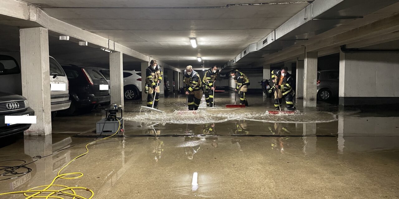 Tiefgarage läuft von innen voll Wasser