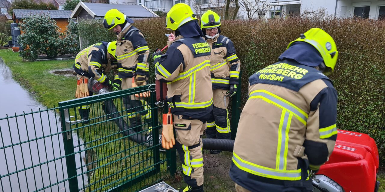 Vollgelaufener Graben droht in Häuser zu laufen