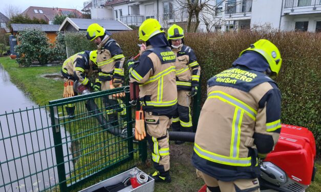 Vollgelaufener Graben droht in Häuser zu laufen