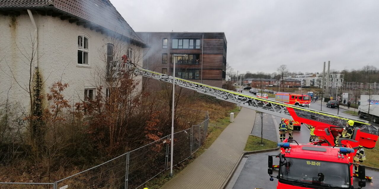 Rauchentwicklung aus Gebäude