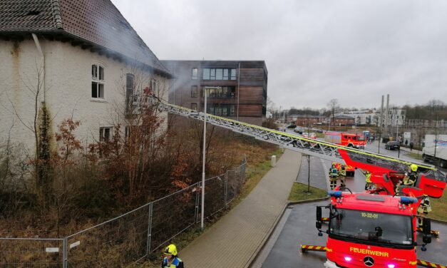 Rauchentwicklung aus Gebäude