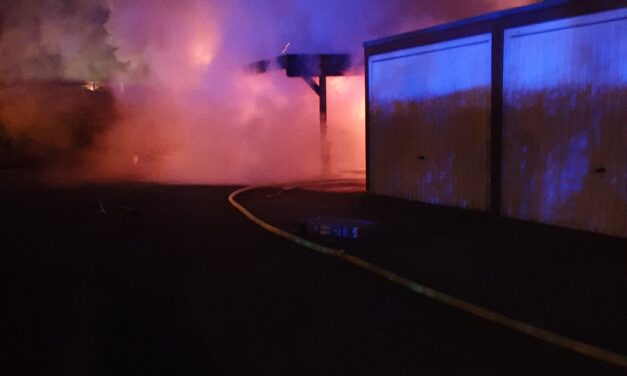 Brennen PKW in Carport