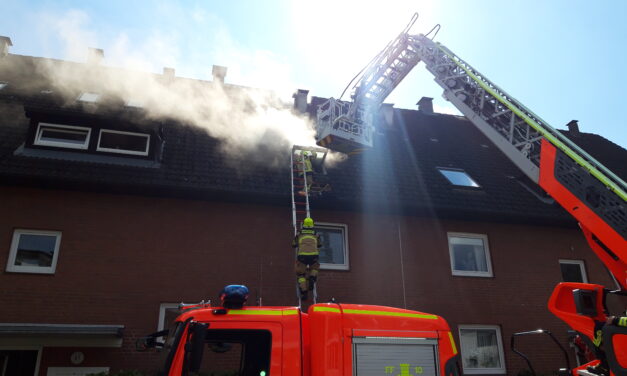 Feuer in Dachgeschoßwohnung – Bewohner will die Wohnung nicht verlassen