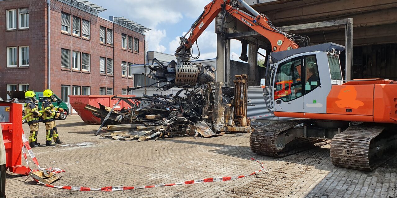 Erneute Nachlöscharbeiten nach Großbrand einer Industrie- & Lagerhalle