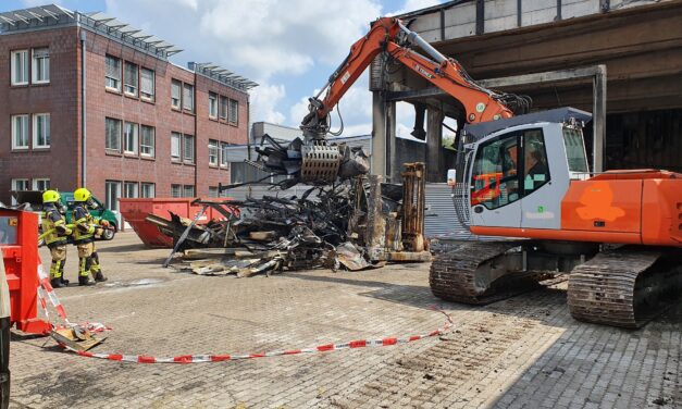 Erneute Nachlöscharbeiten nach Großbrand einer Industrie- & Lagerhalle