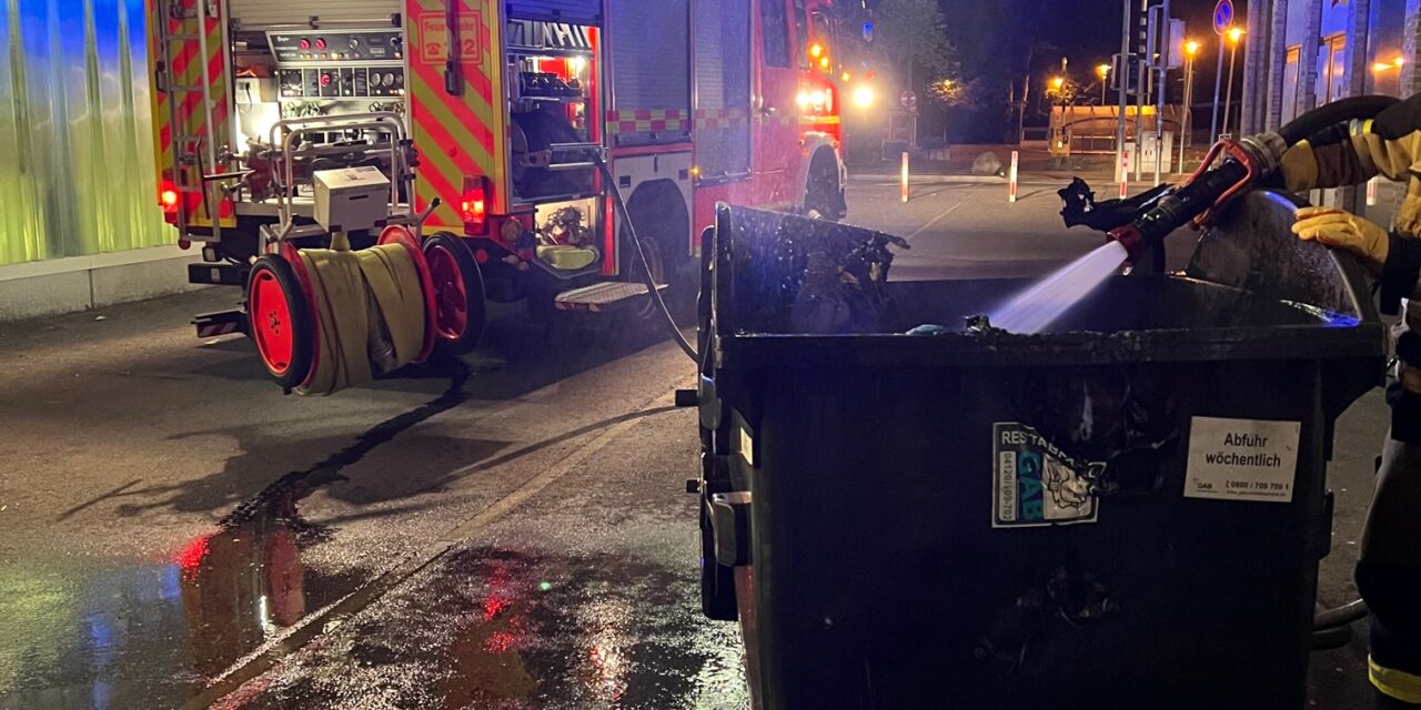 Brennt 1,1qm Müllcontainer