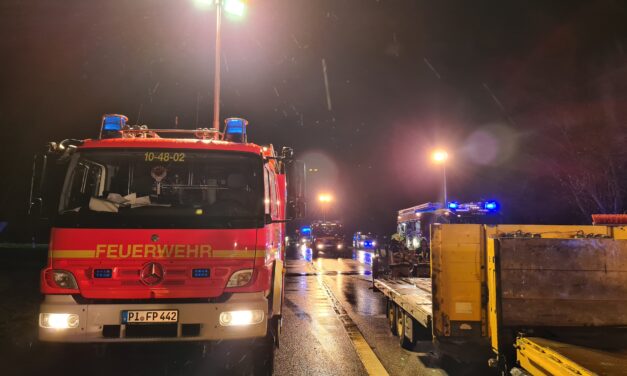 Verkehrsunfall mit eingeklemmter Person