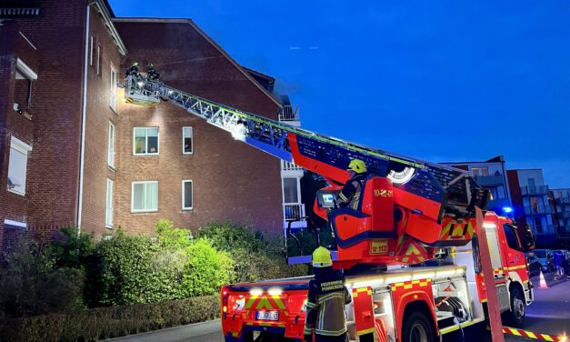 Feuer in Wohnung, Menschenleben in Gefahr