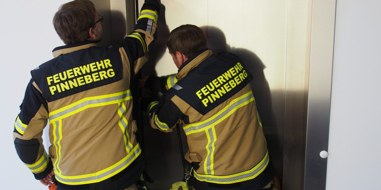 Person in Aufzug eingeschlossen