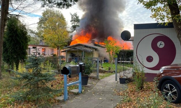 Schuppen steht in Vollbrand