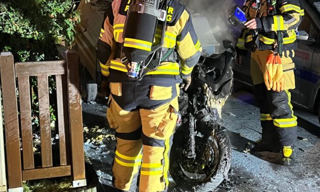 Brannte Abdeckung eines Motorradres