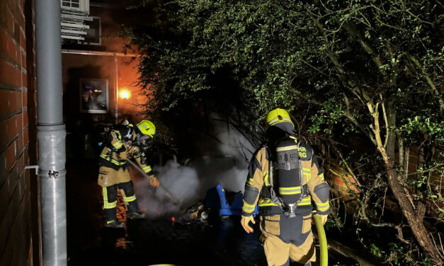 Brennen Müllcontainer an Gebäude
