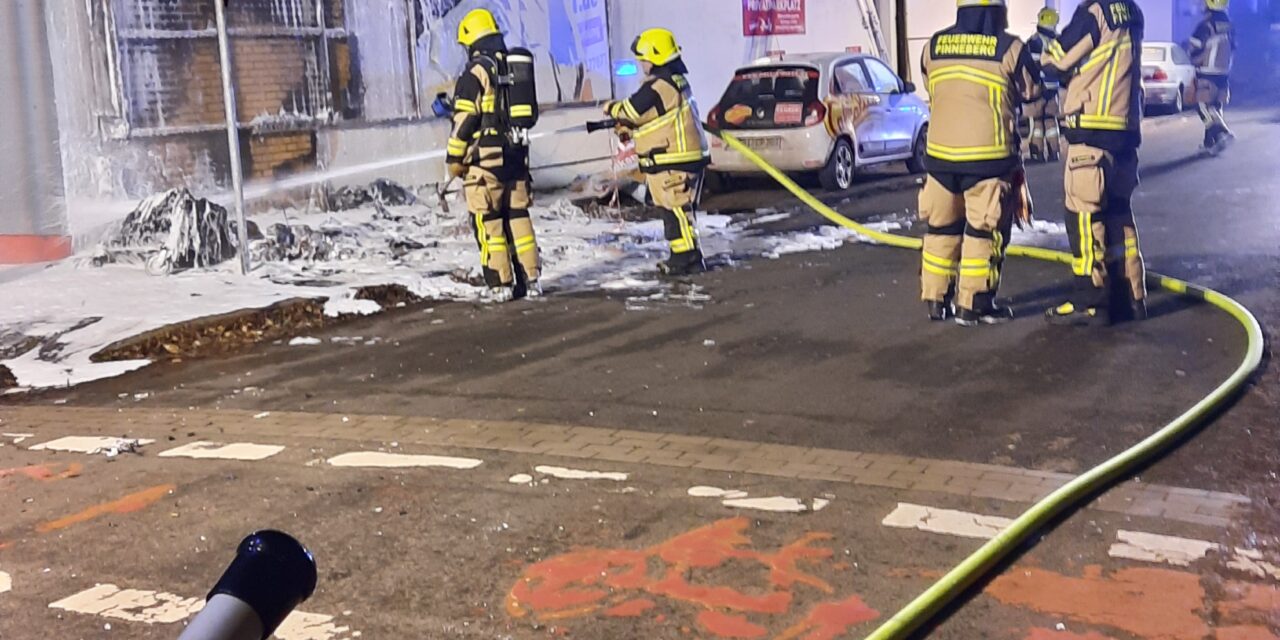Brennt Mülltonne an Gebäude