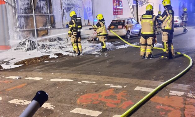 Brennt Mülltonne an Gebäude