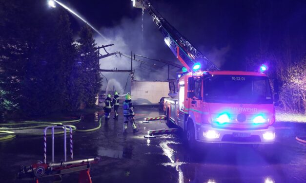 Nachbarschaftliche Löschhilfe bei Lagerhallenbrand