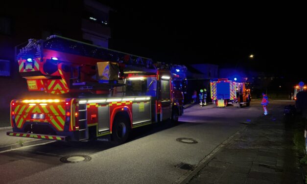 Feuer in Gebäude, Menschenleben in Gefahr