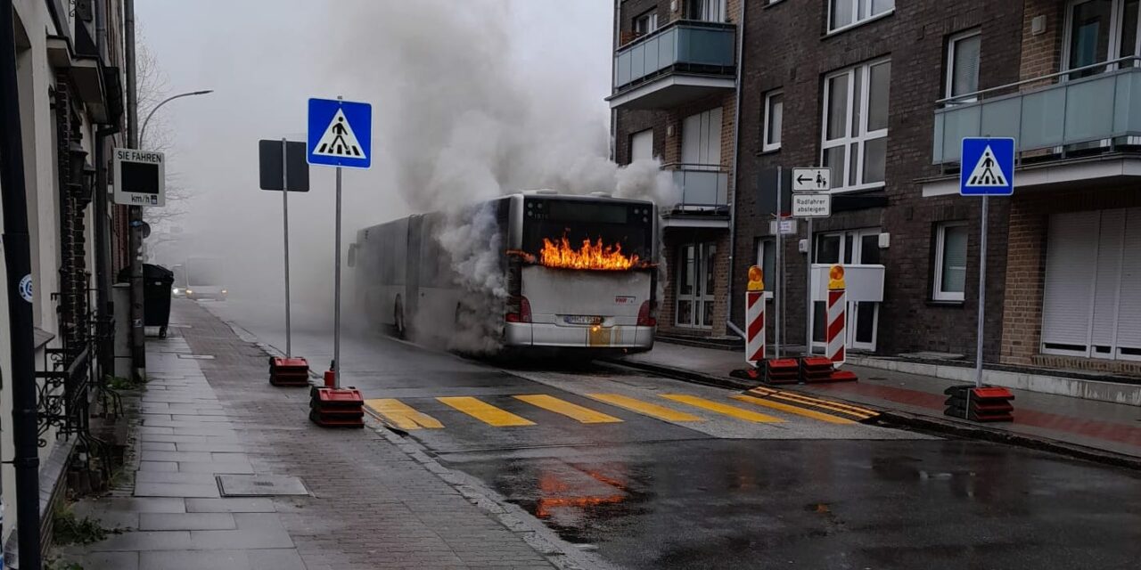 Linienbus in Vollbrand