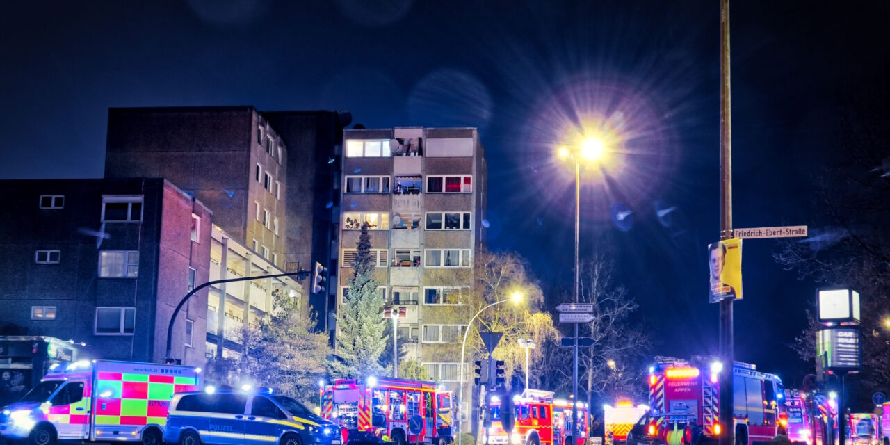 Schuppen brennt mit viel Rauchentwicklung an Hochhaus