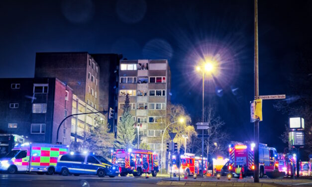 Schuppen brennt mit viel Rauchentwicklung an Hochhaus