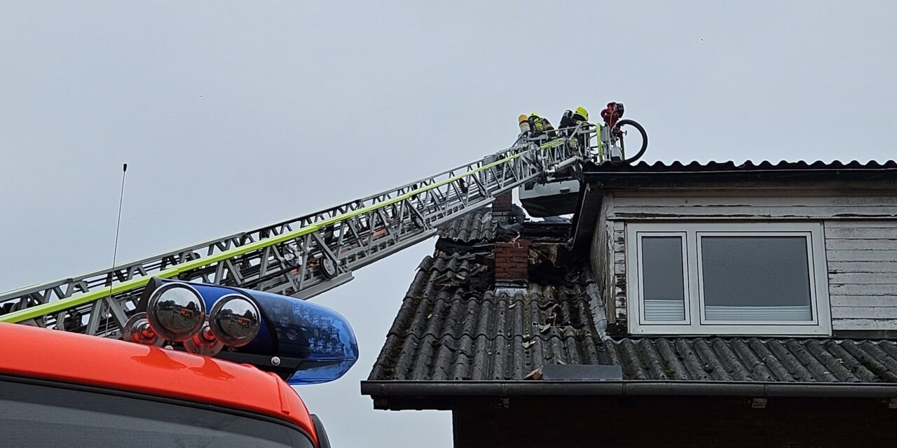 Erneute Rauchentwicklung aus Dach