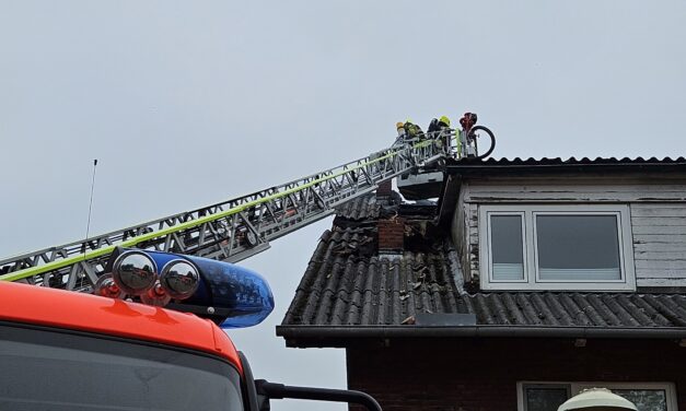 Erneute Rauchentwicklung aus Dach