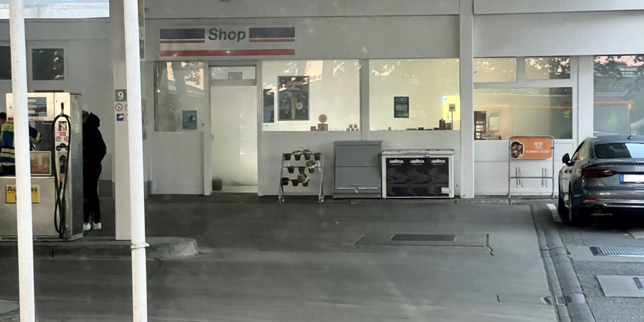 Rauchentwicklung in Tankstellenshop