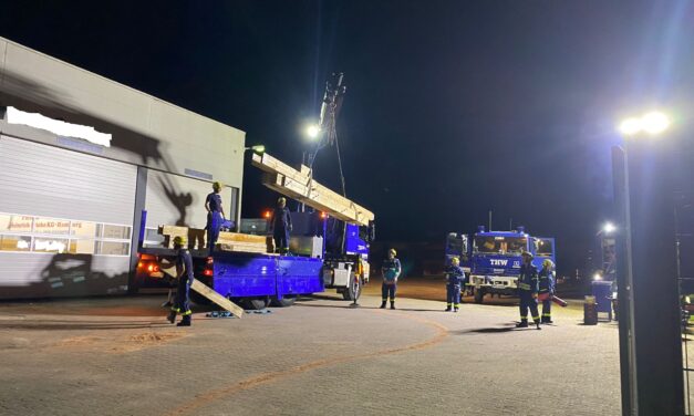 LKW gegen Gebäude