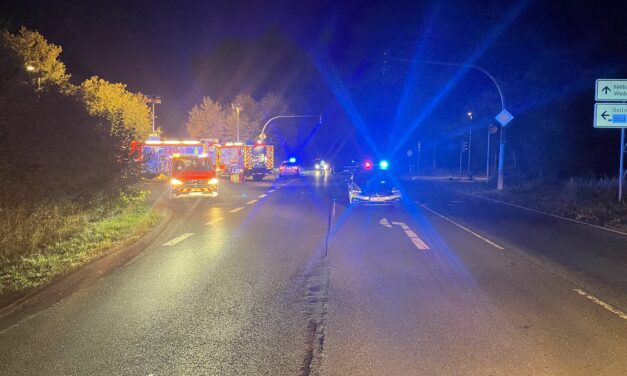 Verkehrsunfall, eine Person eingeklemmt