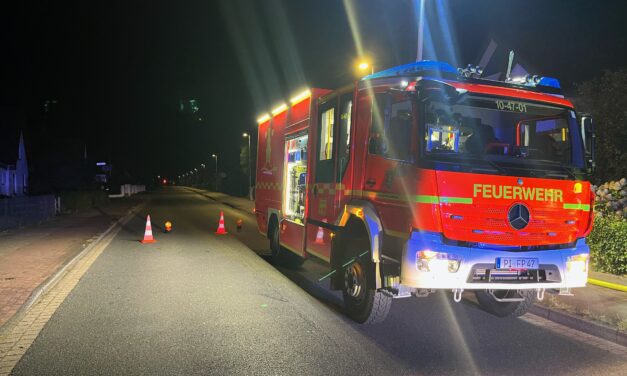 Brennt Schuppen an Gebäude